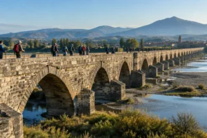 Longa ponte medieval de pedra, uma das pontes históricas do Caminho de Santiago