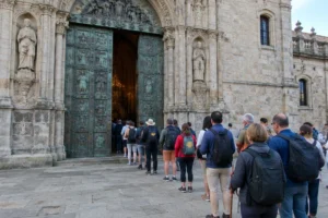 Peregrinos na fila da Porta Santa de Santiago de Compostela