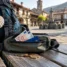 Pochete com euros, cartão e moedas ao lado de mochila com vieira, dinheiro para o Caminho de Santiago