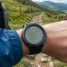 Relógio esportivo marcando a distância: quantos km por dia no Caminho de Santiago