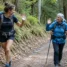 Peregrinos em ritmos diferentes se cumprimentando na trilha do Caminho de Santiago