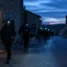 Peregrinos saindo de madrugada com lanternas, início da rotina no Caminho de Santiago