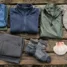 Roupas para o Caminho de Santiago organizadas: camisetas, fleece, capa de chuva e calça