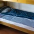 Saco de dormir leve e liner de seda no beliche do albergue do Caminho de Santiago