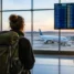 Viajante com mochila de trekking no aeroporto antes do voo para o Caminho de Santiago