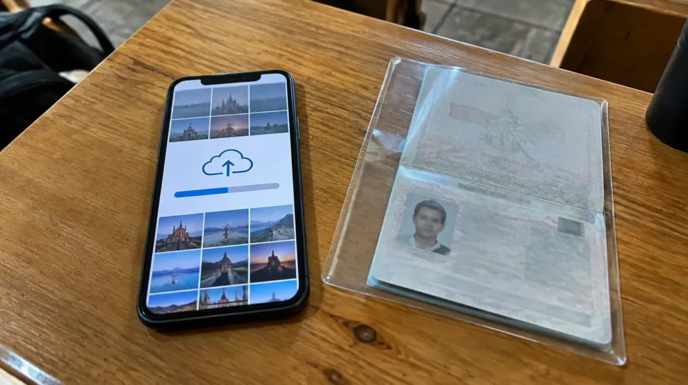 Celular fazendo backup na nuvem para salvar fotos e documentos no Caminho de Santiago