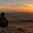 Peregrino sozinho contemplando a Meseta ao entardecer: solidão no Caminho de Santiago