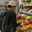 Peregrino comprando frutas em mercearia de vilarejo: supermercados no Caminho de Santiago