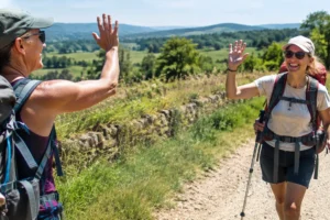 Peregrinos se cumprimentando com Buen Camino, uma das tradições do Caminho de Santiago