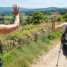 Peregrinos se cumprimentando com Buen Camino, uma das tradições do Caminho de Santiago