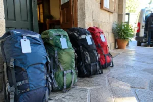 Mochilas etiquetadas aguardando o transporte de mochila no Caminho de Santiago