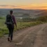 Caminhada com mochila em estrada rural como treino para o Caminho de Santiago