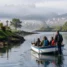 Peregrinos no barco pelo estuário na Variante Espiritual do Caminho Português