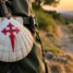 Vieira com a cruz de Santiago presa à mochila, um dos símbolos do Caminho de Santiago