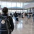 Peregrino no aeroporto para voltar de Santiago de Compostela para o Brasil
